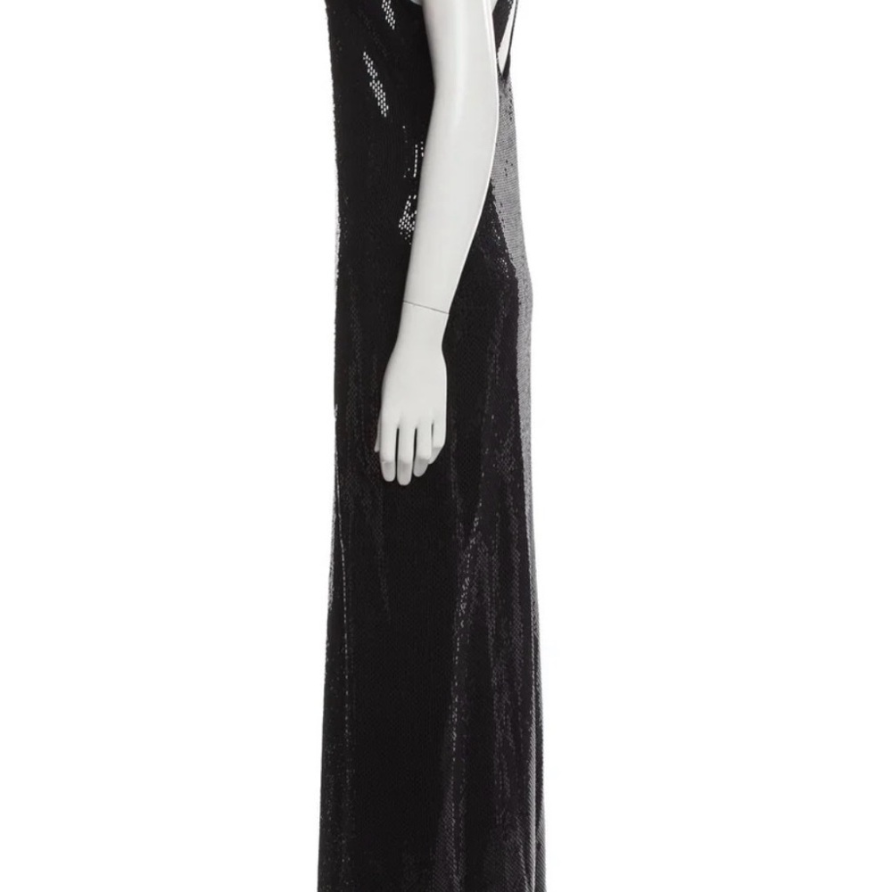 Description
St. John Evening Evening Gown
Black
Sleeveless with One-Shoulder - Picture 2 of 9
